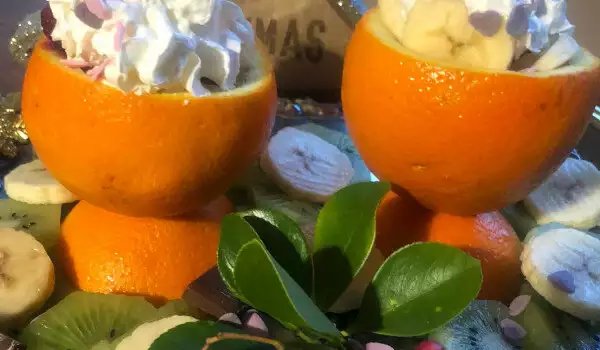 Плодова салата в чашка от портокал