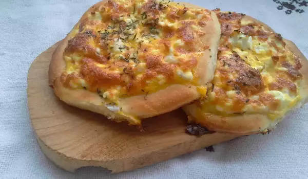 Ароматни плоски питки със сирене и яйца