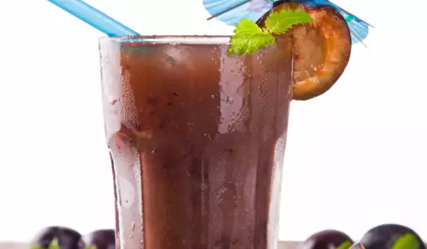Безалкохолен коктейл с мед и сини сливи