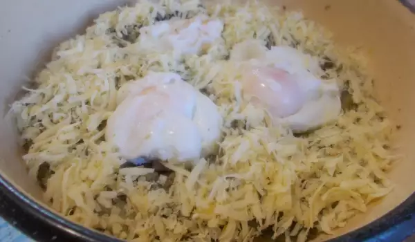 Поширани яйца с картофи и спанак