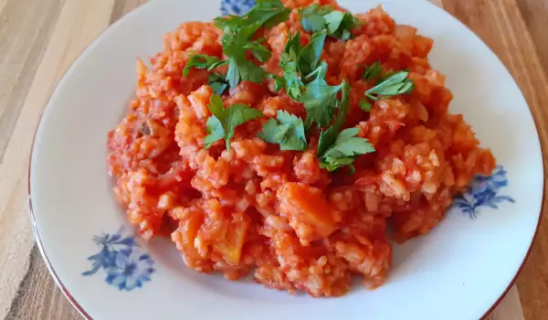 Постен ориз с домати в тенджера