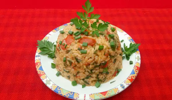 Постен ориз с домати и зелении в тенджера