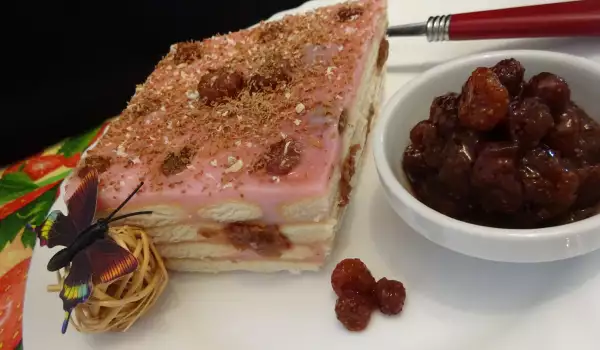 Постна бисквитена торта със сладко от горски ягоди