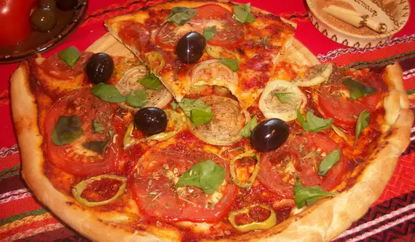 Постна пица с домати, маслини и босилек