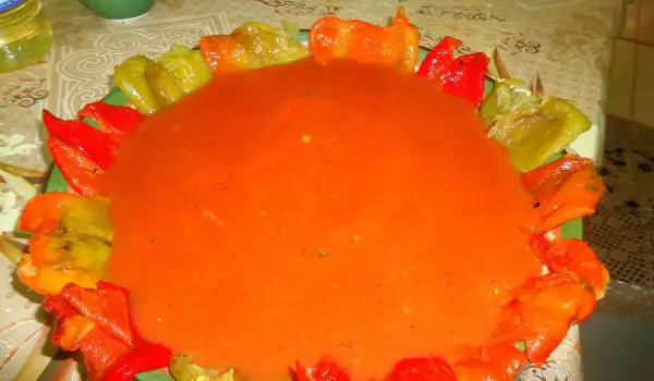 Постна гозба с чушки и доматен сос