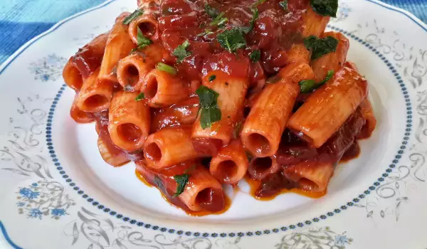 Лесни постни макарони с доматен сос