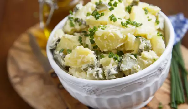 Картофена салата със сирене и кисели краставички