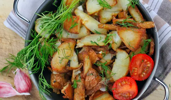 Пресни картофи с лук и бекон по френски