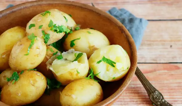 Бейби картофки с билкова салца