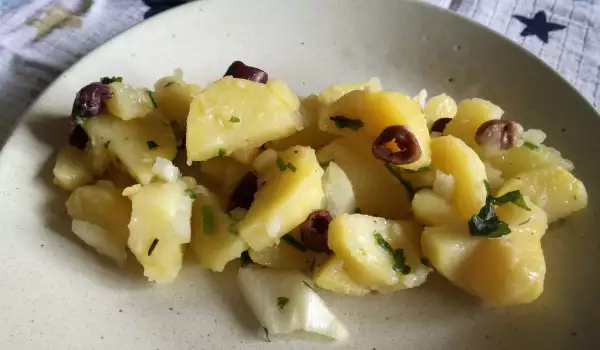 Ароматна картофена салата с маслини
