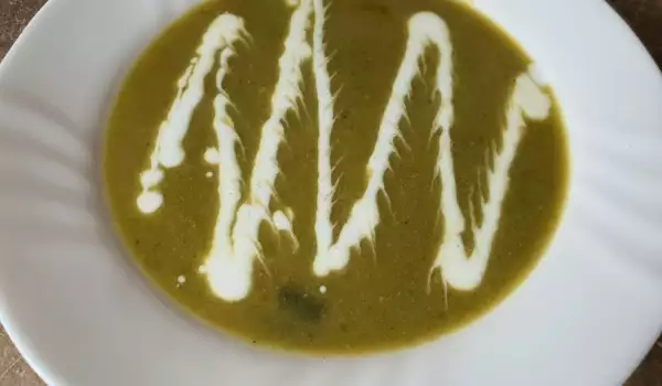Крем супа от броколи, зелен лук и телешко