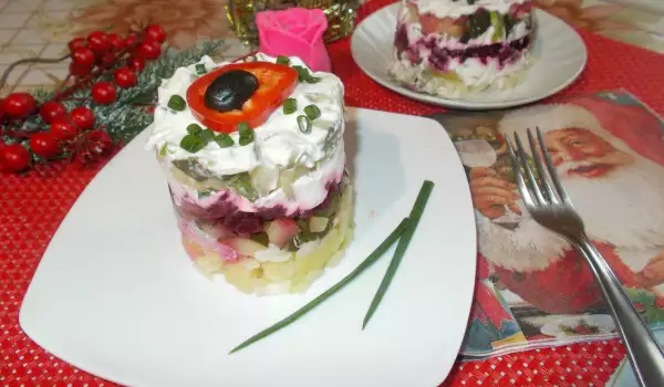 Празнична салата с маринована херинга