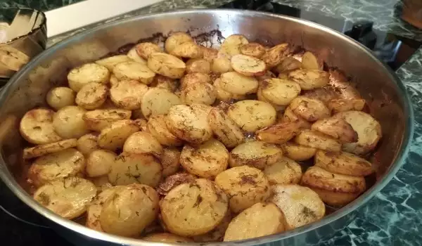 Печени пресни картофи с много подправки