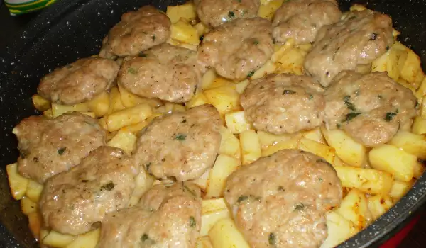 Печени пресни картофи с кюфтета