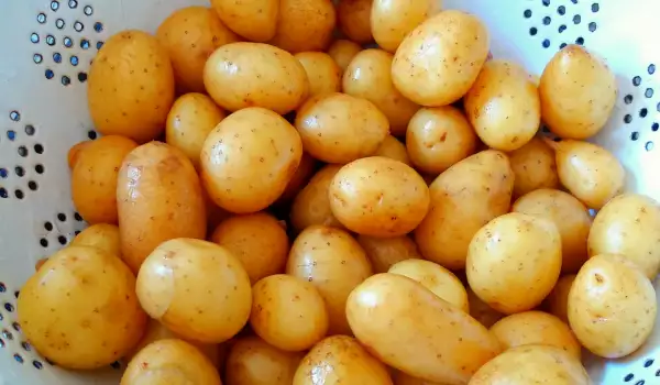 Постни пресни картофки на фурна със салвия и тарос