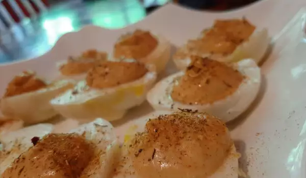 Пълнени яйца с билков крем