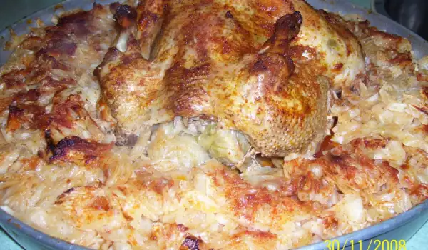 Пълнено домашно пиле с гръцки сармички и кисело зеле