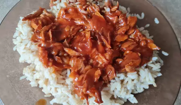 Кафяв ориз с риба тон в червен сос
