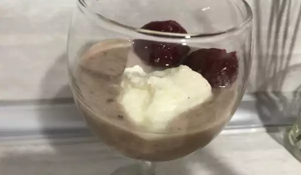 Ягодов десерт с кокосово мляко и фурми