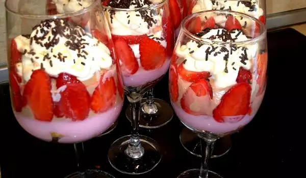 Ягодов десерт с шоколад в чаша
