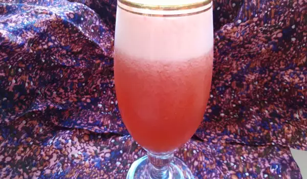 Освежаващ ягодов коктейл с бира