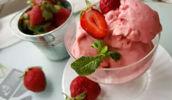 Бърз ягодов сладолед