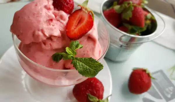 Бърз ягодов сладолед