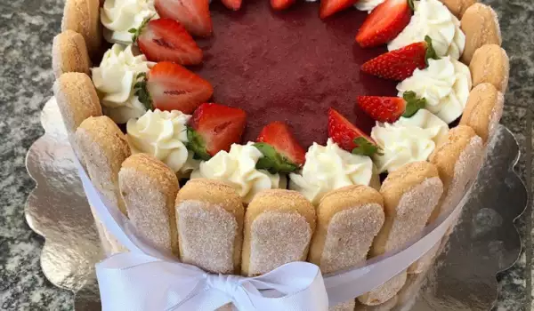 Специална ягодова торта с бишкоти