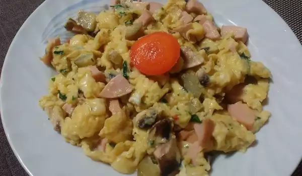 Бъркани яйца с колбас и гъби