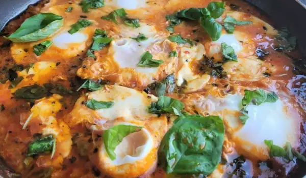Яйца в доматен сос и моцарела