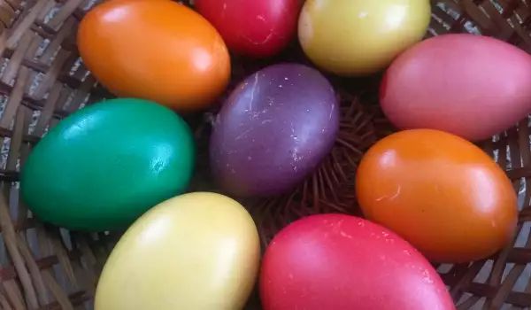 Варени и боядисвани яйцата в мултикукър