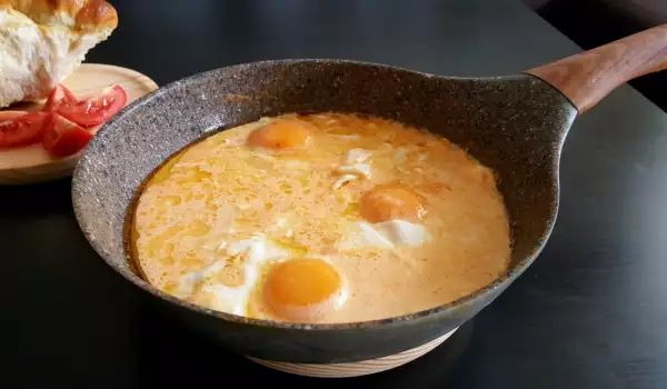 Яйца на очи със сос от топено сирене