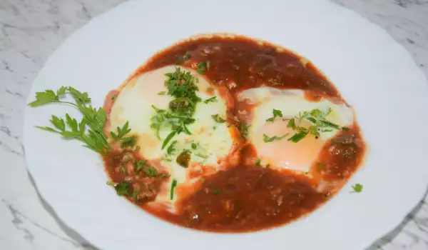 Яйца на очи в доматен сос