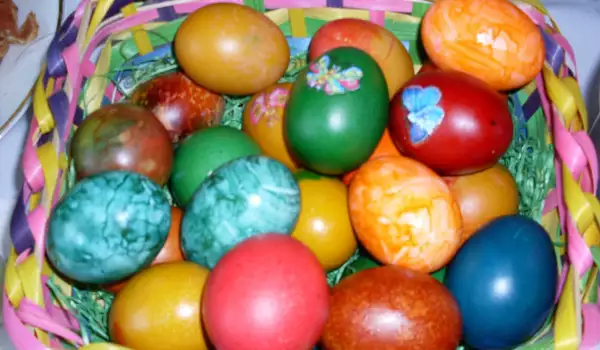 Шарени яйца със сладкарска боя