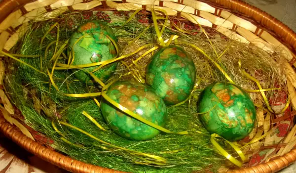 Боядисани мраморни яйца с люспи от лук