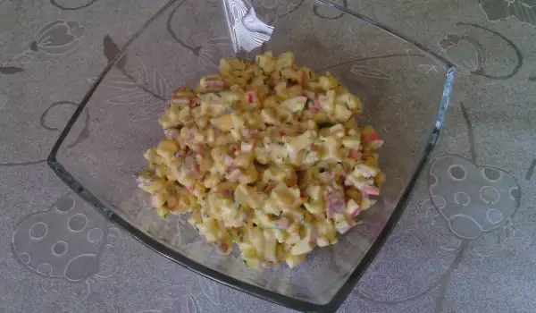 Яйчена салата с рачешки рулца и царевица