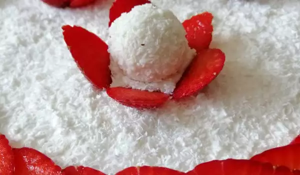 Бисквитена торта Рафаело с ягоди