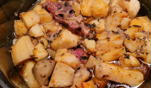 Свинско рагу с картофи в Крок-пот