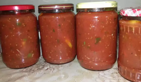 Разядка с домати и люти чушлета за зимата