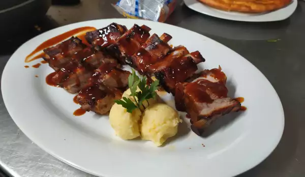 Свински ребра с барбекю сос и картофено пюре