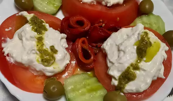 Редена салата с червени домати и босилеково песто