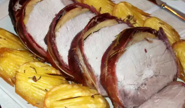 Печена свинска рибица с ябълки и бекон