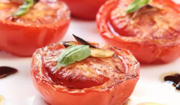 Чеснови печени домати