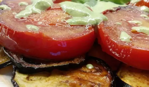 Цветна доматена салата с майонезен сос