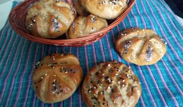 Ръжени хлебчета със семена