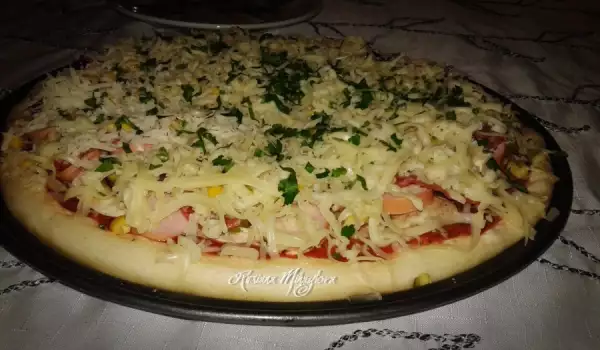 Домашна пица с гъбки, луканка и топено сирене