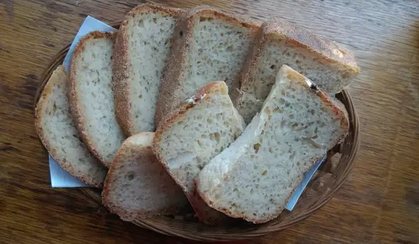 Ръжен хляб с кимион в хлебопекарна