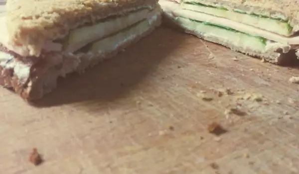 Сандвич с пуешко, крема сирене и зелена ябълка