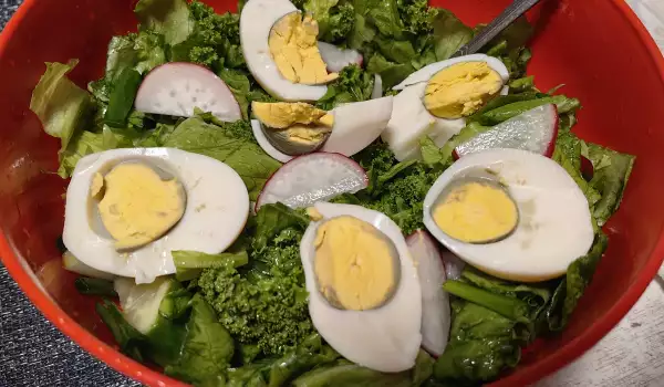 Зелена салата с кейл и варени яйца