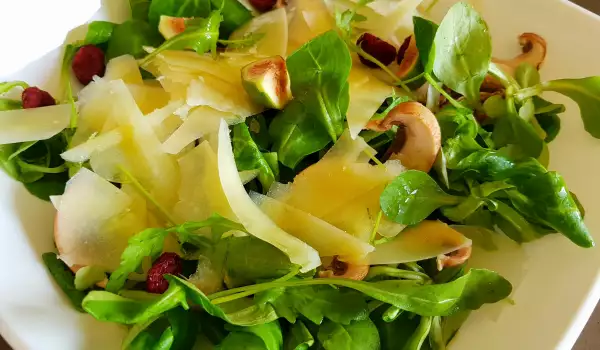 Зелена салата с ароматно сирене, смокини и гъби